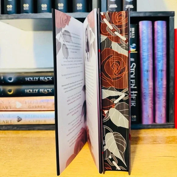 Fairyloot Exclusive Signed Edition Rose In Chains
by Julie Soto - Picture 4 of 12